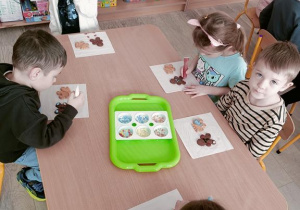 dzieci ozdabiają pierniczki