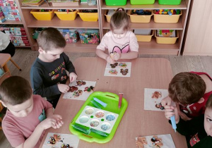 dzieci ozdabiają pierniczki