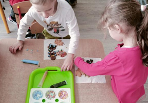 dzieci ozdabiają pierniczki