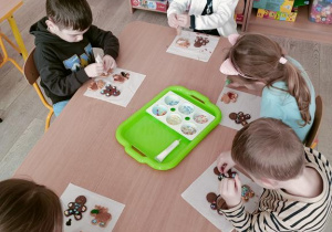 dzieci ozdabiają pierniczki