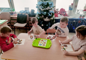 dzieci ozdabiają pierniczki