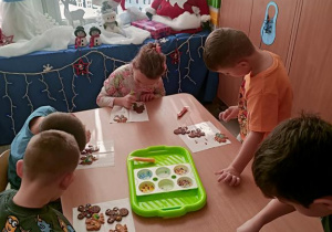 dzieci ozdabiają pierniczki