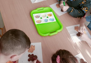 dzieci ozdabiają pierniczki