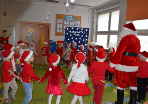 Dzieci z Mikołajem