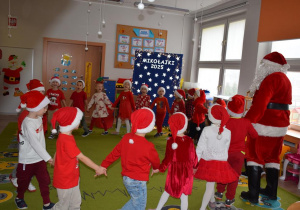 Dzieci z Mikołajem
