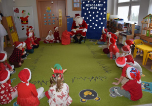 Dzieci z Mikołajem