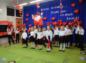 "Babciu, Dziadku, ślemy moc ciepłych życzeń" - uroczystość w grupie III