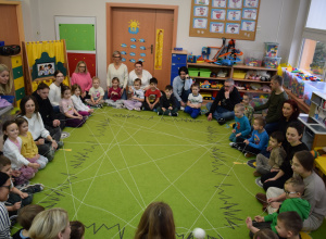 "Bezpieczne dzieci w internetowej sieci" - zajęcia w grupie III z udziałrm rodziców