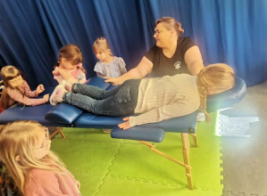 Wizyta gościa specjalnego- pani masażystki. Grupa VI