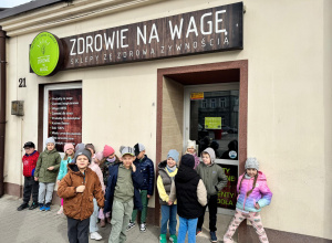 Starszaki z grupy IV z wizytą w sklepie „Zdrowie na wagę”