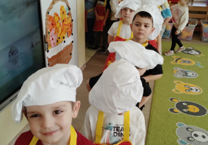 dzieci w strojach kucharskich