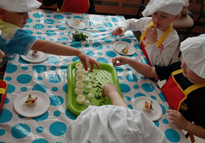 dzieci ozdabiają jajka