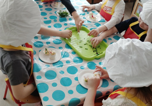 dzieci ozdabiają jajka