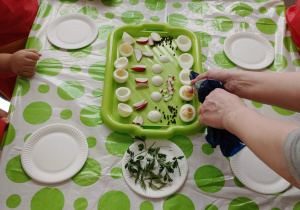 dzieci ozdabiają jajka