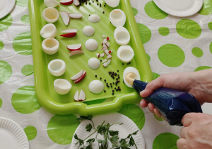 dzieci ozdabiają jajka