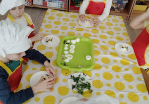 dzieci ozdabiają jajka