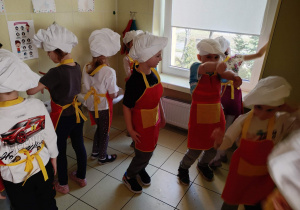 dzieci w łazience myją ręce