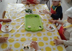 dzieci ozdabiają jajka