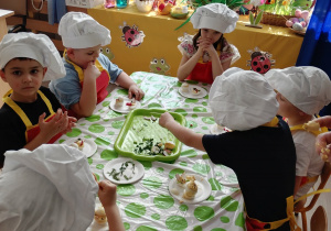 dzieci ozdabiają jajka