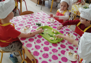 dzieci ozdabiają jajka