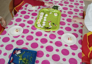 dzieci ozdabiają jajka