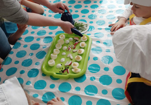 dzieci ozdabiają jajka