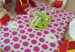 dzieci ozdabiają jajka