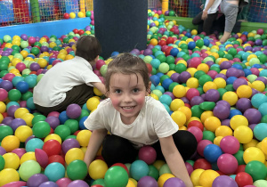 Dzieci w sali zabaw
