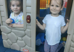Dzieci w sali zabaw