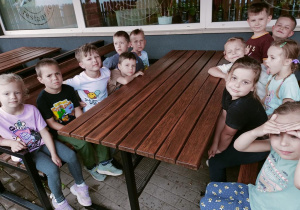 Dzieci w pizzerii