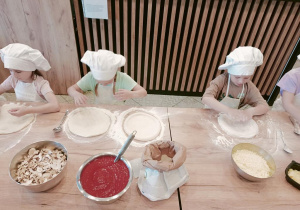 Dzieci w pizzerii