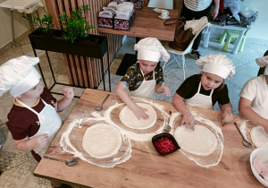 Dzieci w pizzerii