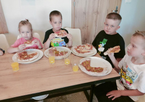 Dzieci w pizzerii