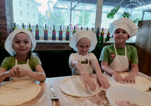 Dzieci w pizzerii