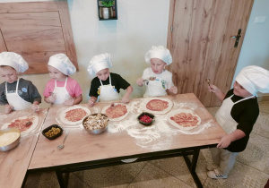 Dzieci w pizzerii