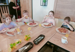 Dzieci w pizzerii