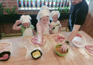 Dzieci w pizzerii