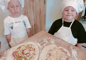 Dzieci w pizzerii