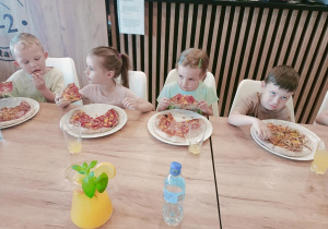 Dzieci w pizzerii