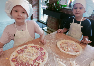 Dzieci w pizzerii