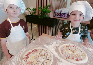 Dzieci w pizzerii