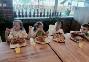 Dzieci w pizzerii