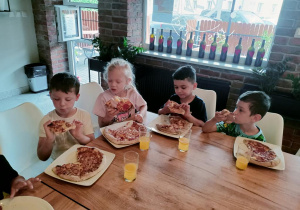 Dzieci w pizzerii