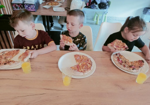 Dzieci w pizzerii