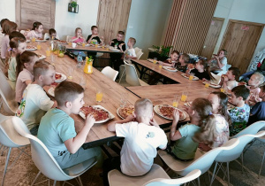 Dzieci w pizzerii