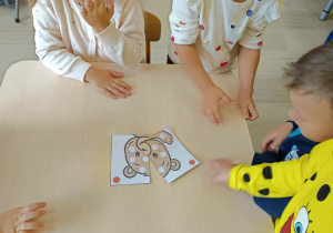 Dzieci układają puzzle.
