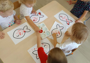 Przedszkolaki i zabawy farbami.