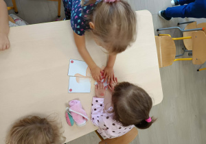 Układanie puzzli przez dziewczynki.