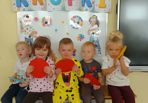 Przedszkoalki pozują do zdjęcia na tle dekoracji.
