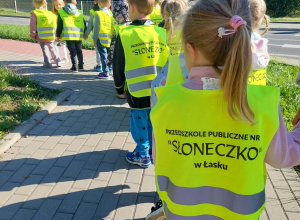 Bezpieczni na drodze - Wycieczka 4 - latków na skrzyżowanie z sygnalizacją świetlną